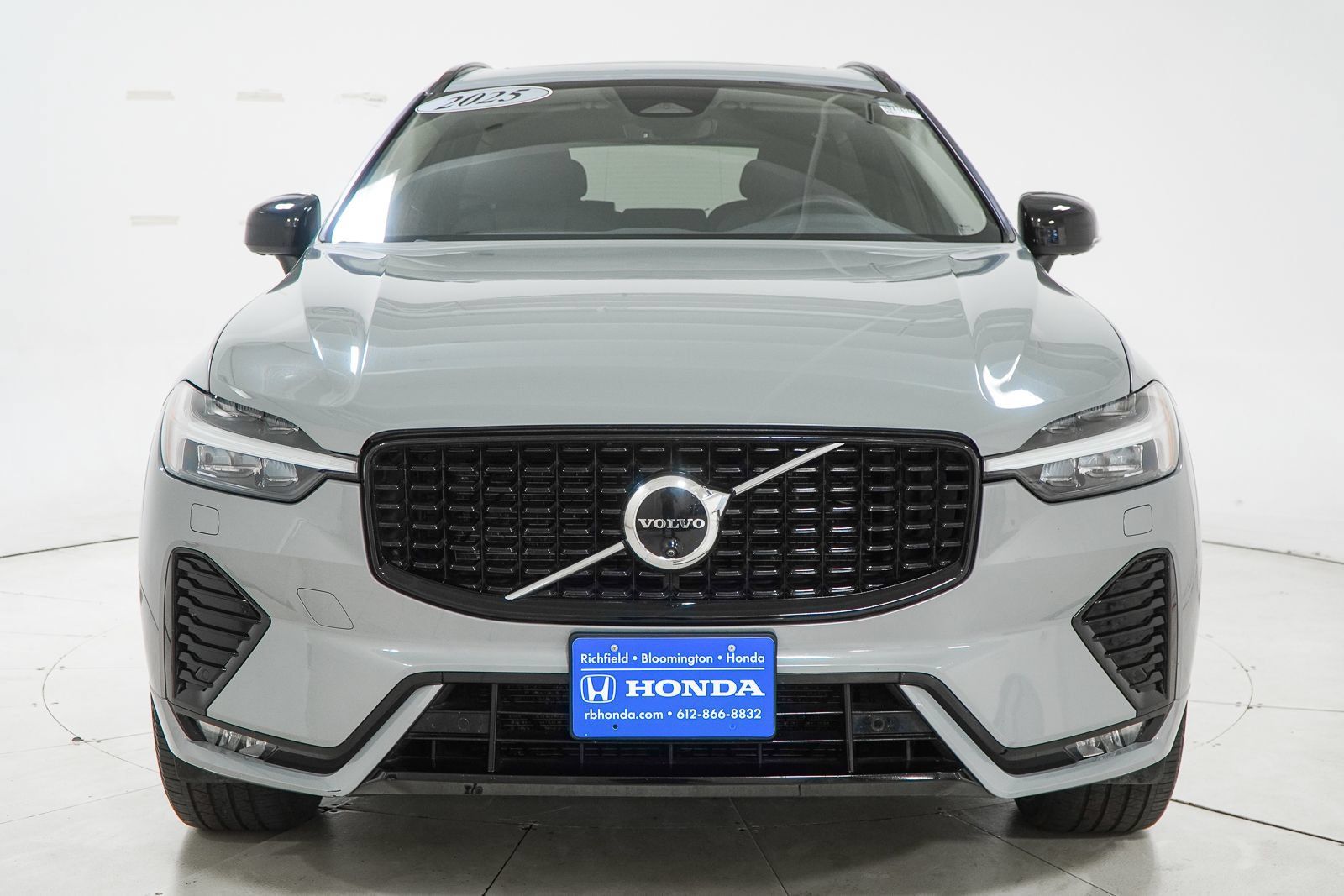 Used 2025 Volvo XC60 B5 Plus AWD/4WD image 2
