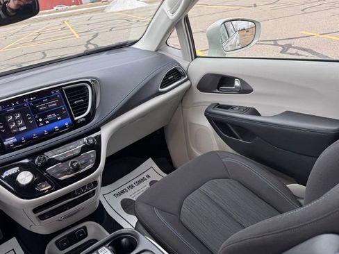 Used 2021 Chrysler Pacifica Touring w/ Uconnect Theater Family Group image 15