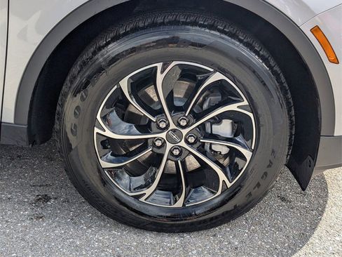 Certified 2025 Lincoln Nautilus Premier image 9