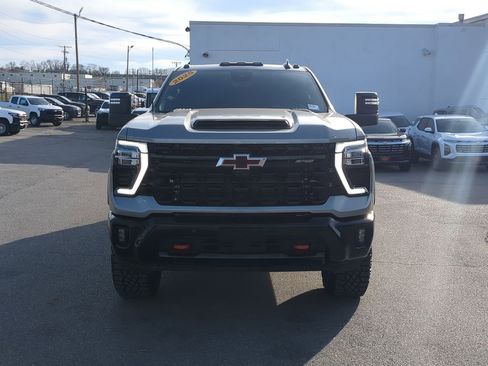 Used 2025 Chevrolet Silverado 2500 ZR2 w/ Technology Package image 3
