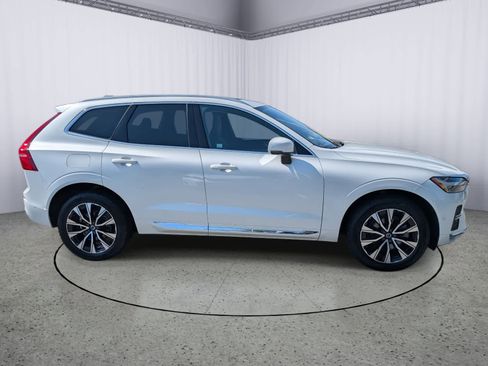 Used 2023 Volvo XC60 B5 Plus image 2
