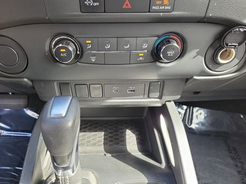 Used 2024 Nissan Frontier SV w/ Tow Package image 30