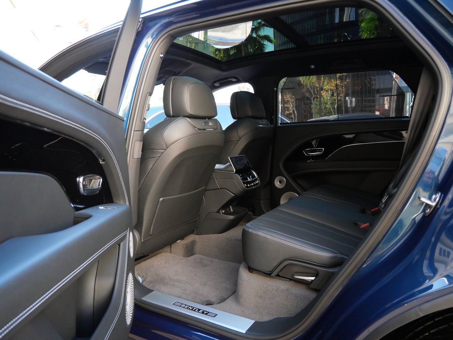 Used 2025 Bentley Bentayga Extended Wheelbase AWD/4WD image 19
