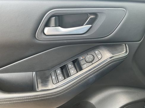 Used 2025 Nissan Rogue SV FWD image 17