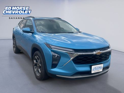 Used 2025 Chevrolet Trax LT w/ Sunroof Package FWD image 7