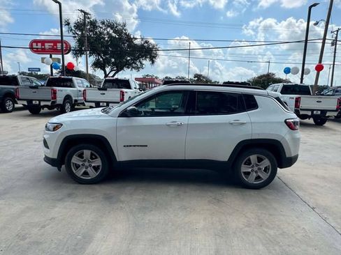 Used 2022 Jeep Compass Latitude FWD image 1