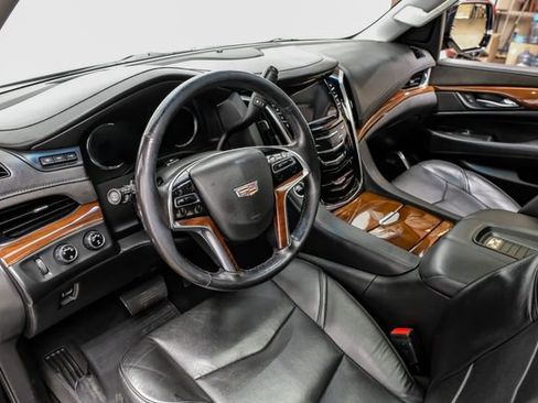 Used 2019 Cadillac Escalade Premium Luxury image 3