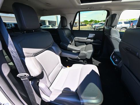 Used 2025 Ford Expedition Active AWD/4WD image 30