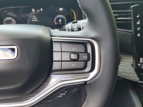 Used 2024 Jeep Wagoneer L Series II RWD image 29