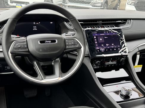 New 2025 Jeep Grand Cherokee Altitude image 30