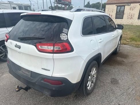 Used 2017 Jeep Cherokee Latitude w/ Safety/Convenience Group FWD image 4