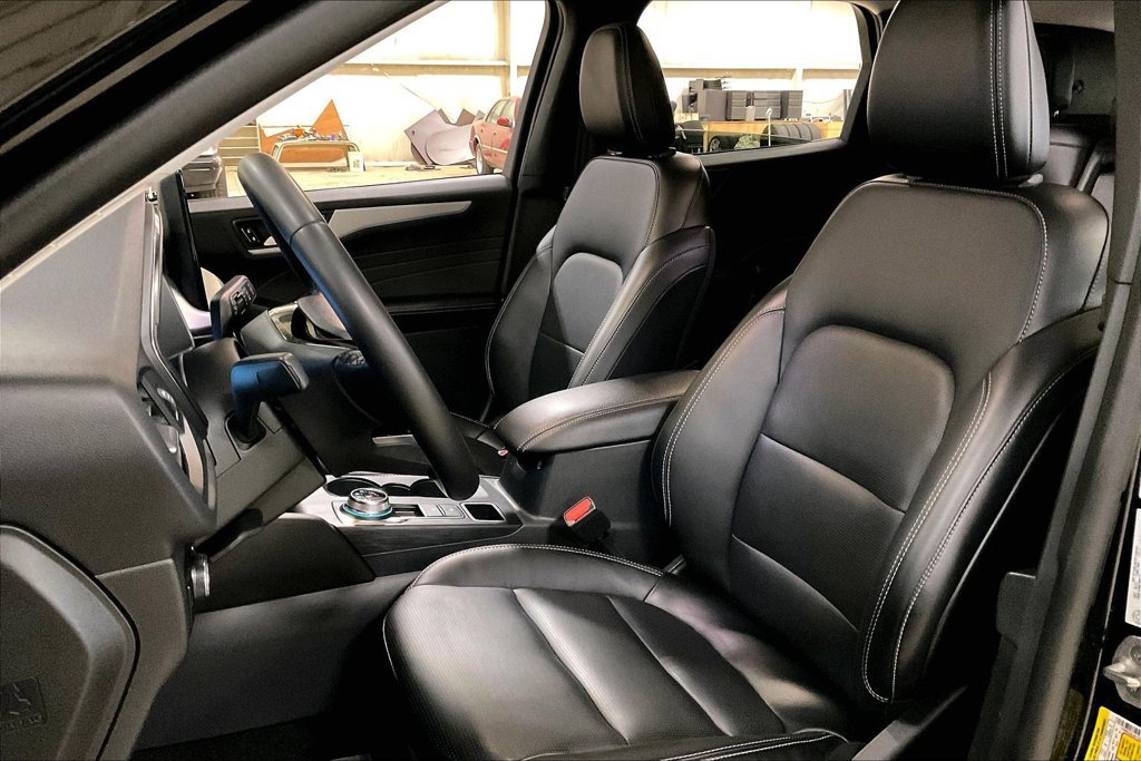 Certified 2025 Ford Escape Platinum AWD/4WD image 23