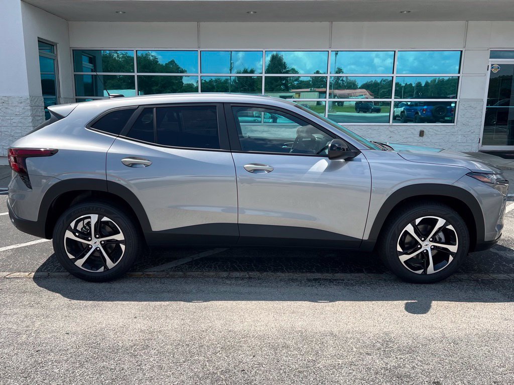 New 2026 Chevrolet Trax RS w/ Sunroof Package FWD image 3