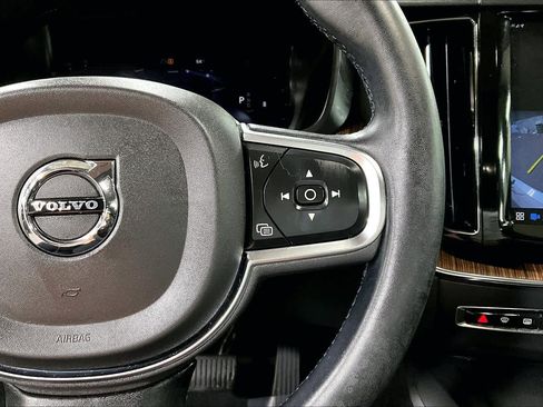 Used 2022 Volvo XC60 B5 Momentum w/ Climate Package image 24