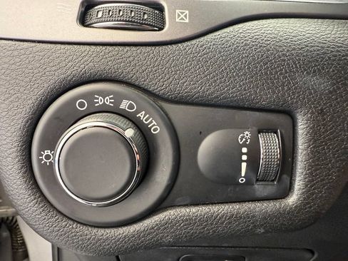 Used 2020 Jeep Cherokee Latitude FWD image 16