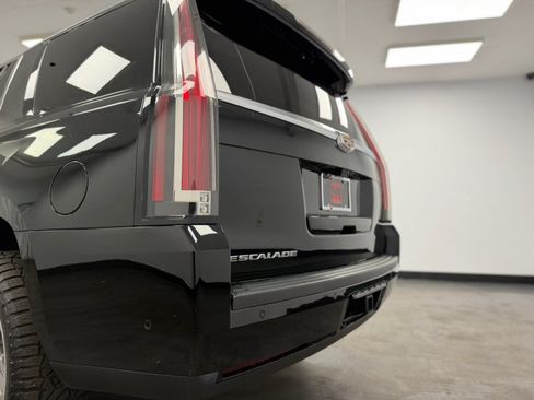 Used 2017 Cadillac Escalade Luxury AWD/4WD image 23