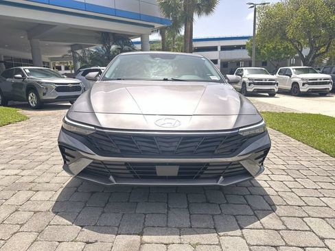 Used 2025 Hyundai Elantra SEL FWD image 19