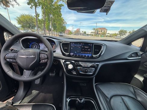 Used 2025 Chrysler Pacifica Limited FWD image 31