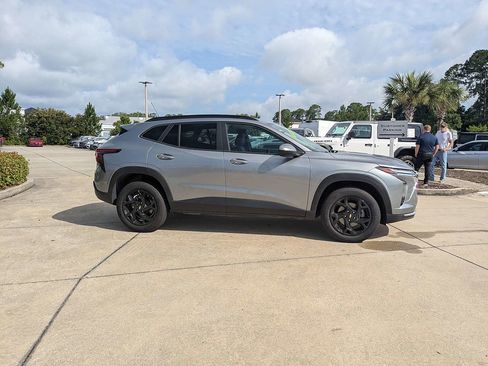 Used 2025 Chevrolet Trax LT FWD image 2