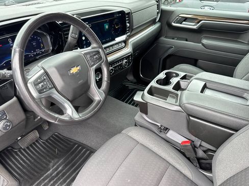 Used 2022 Chevrolet Silverado 1500 LT RWD image 2