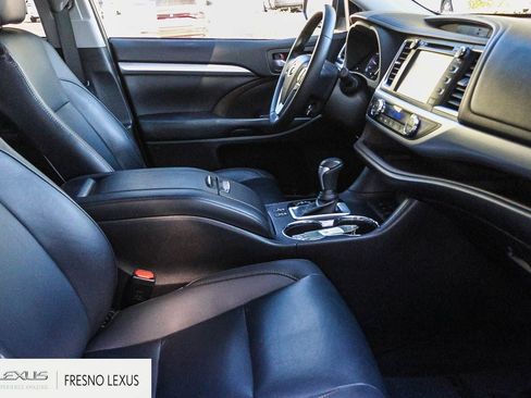 Used 2019 Toyota Highlander XLE w/ Carpet Mat Package (TMS) image 12