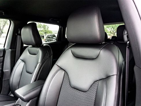 New 2026 Jeep Compass Latitude image 9