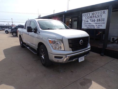 Used 2020 Nissan Titan SV w/ SV Convenience Package image 2