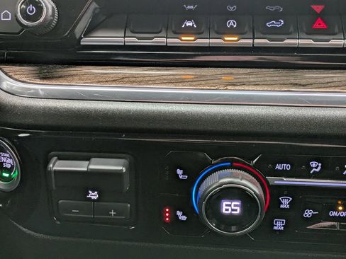 Used 2022 Chevrolet Silverado 1500 LT AWD/4WD image 7