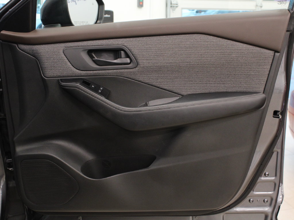 Used 2023 Nissan Rogue S FWD image 15