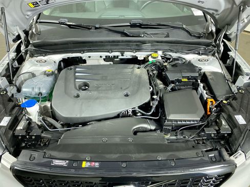 Used 2025 Volvo XC40 B5 Plus image 27