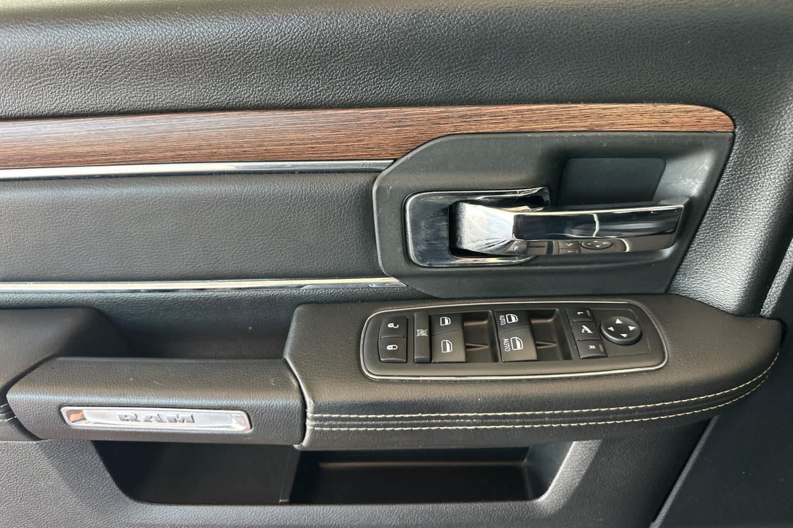 Used 2018 RAM 1500 Laramie w/ Convenience Group AWD/4WD image 10