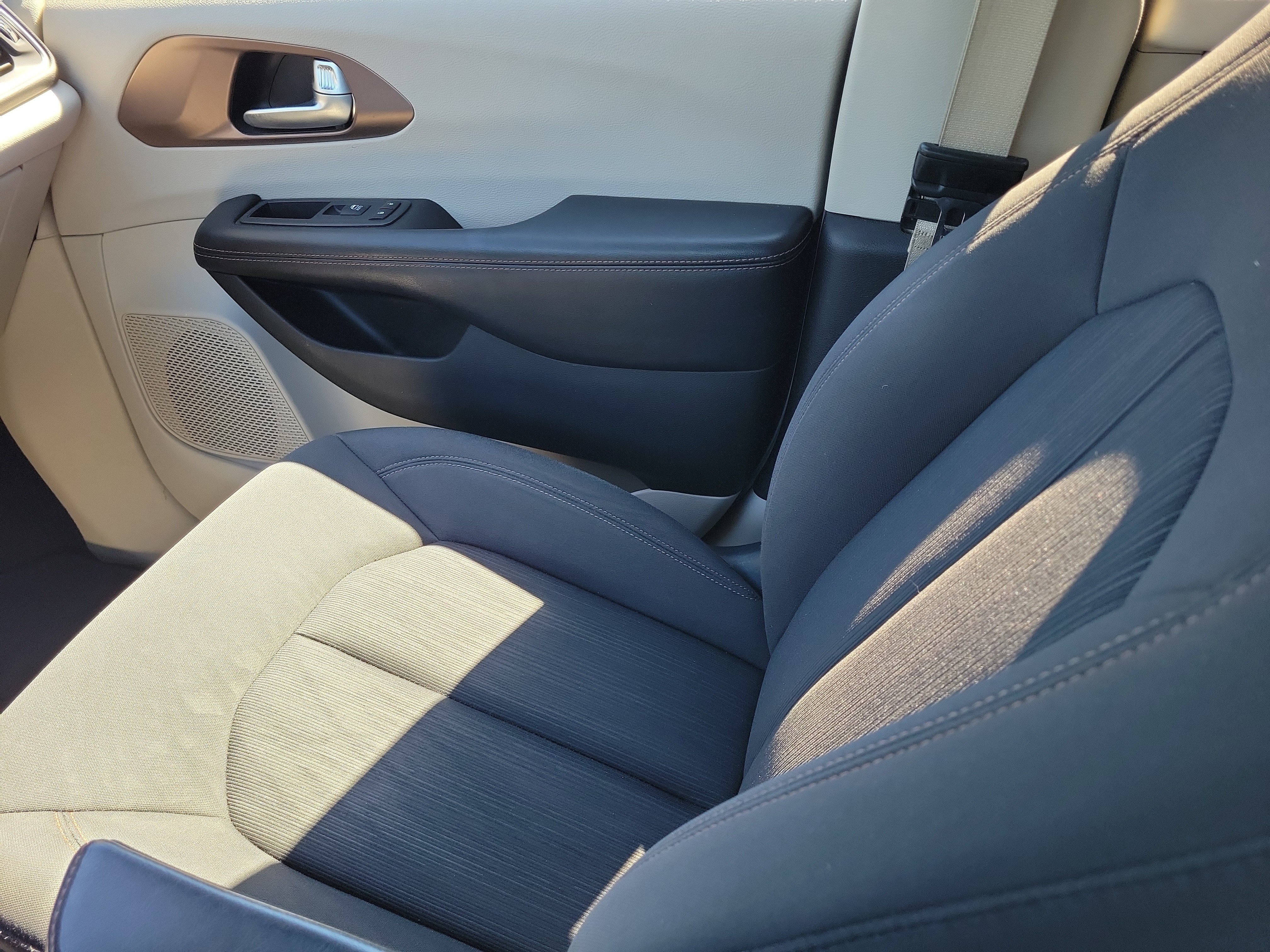 Used 2019 Chrysler Pacifica LX w/ Tire & Wheel Group FWD image 18
