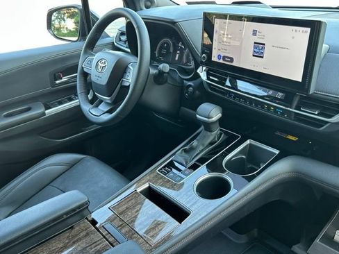Used 2025 Toyota Sienna Platinum AWD/4WD image 31