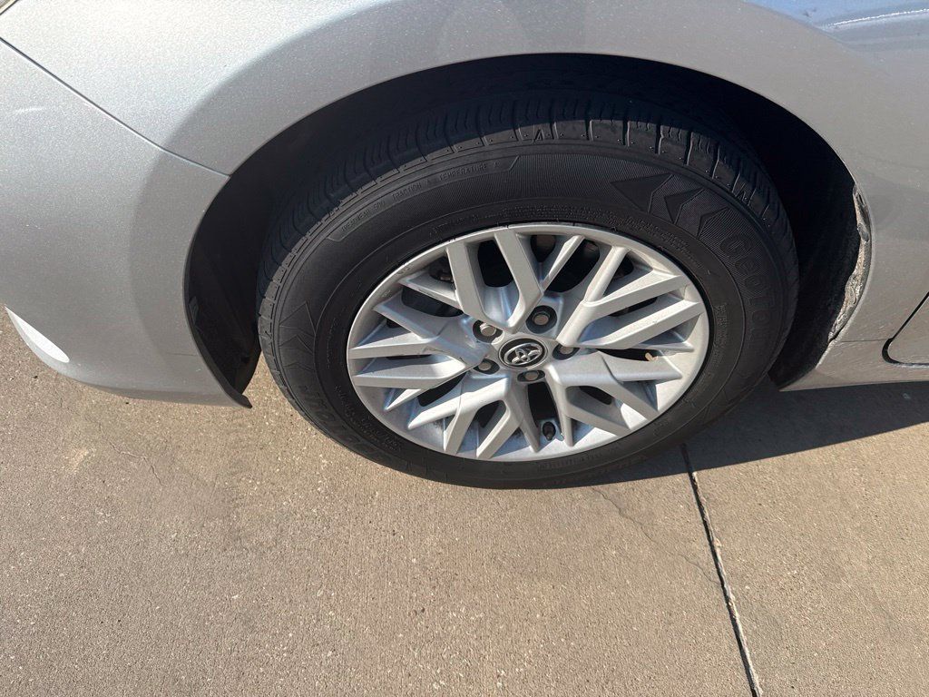 Used 2016 Toyota Camry LE FWD image 2