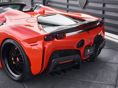 Used 2022 Ferrari SF90 Spider image 15