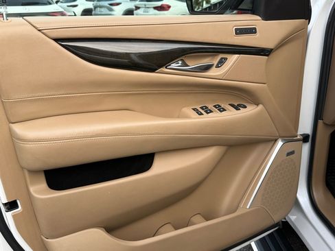 Used 2019 Cadillac Escalade Platinum image 21