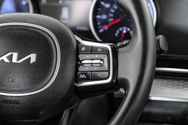Used 2023 Kia Carnival LX FWD image 16