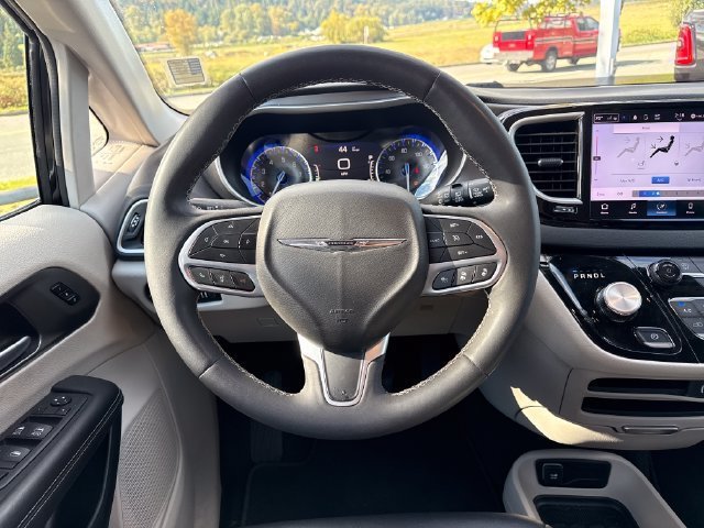 Used 2024 Chrysler Pacifica Touring-L FWD image 8