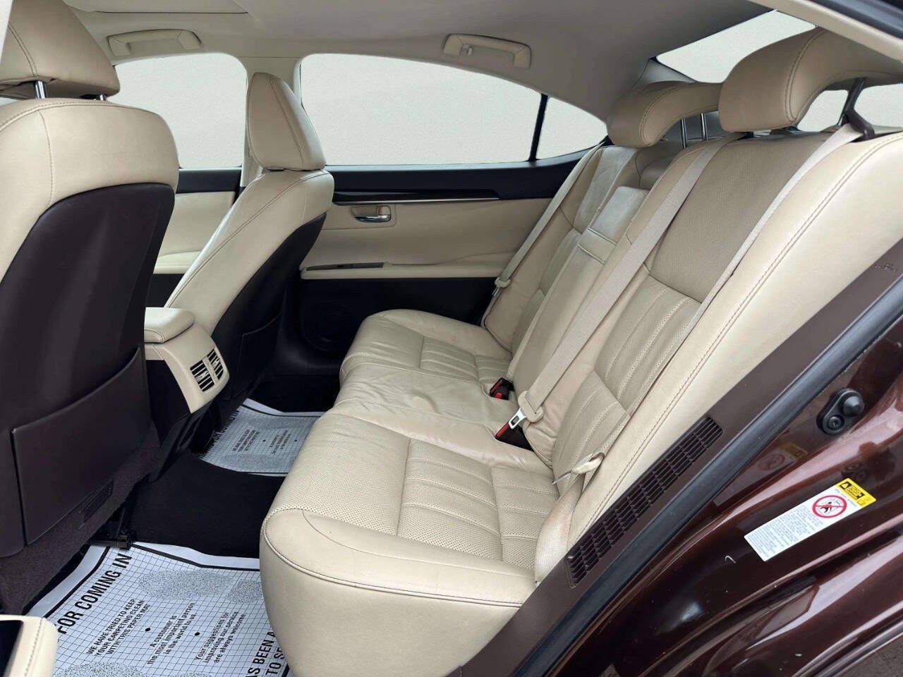 Used 2016 Lexus ES 300h w/ Luxury Package w/Wood Trim FWD image 11