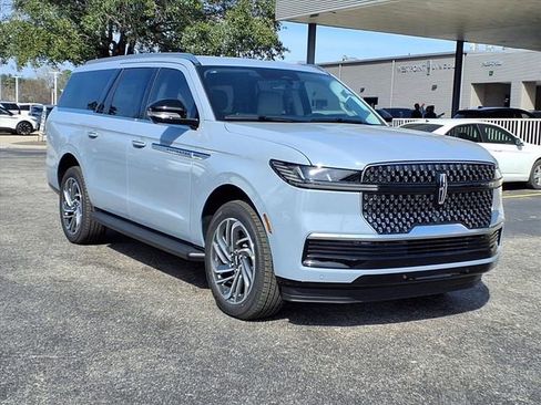 New 2026 Lincoln Navigator L Premier AWD/4WD image 3