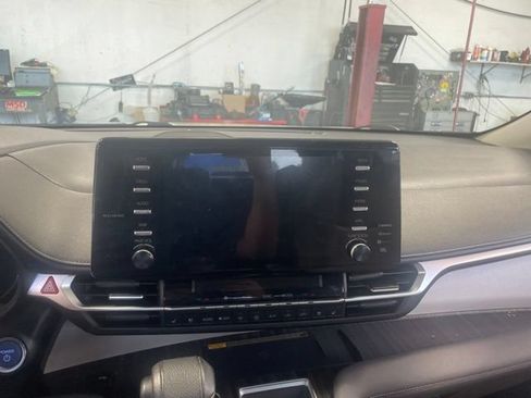 Used 2021 Toyota Sienna Limited FWD image 5