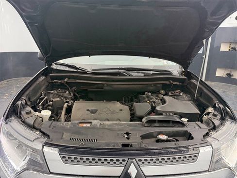 Used 2020 Mitsubishi Outlander ES image 25