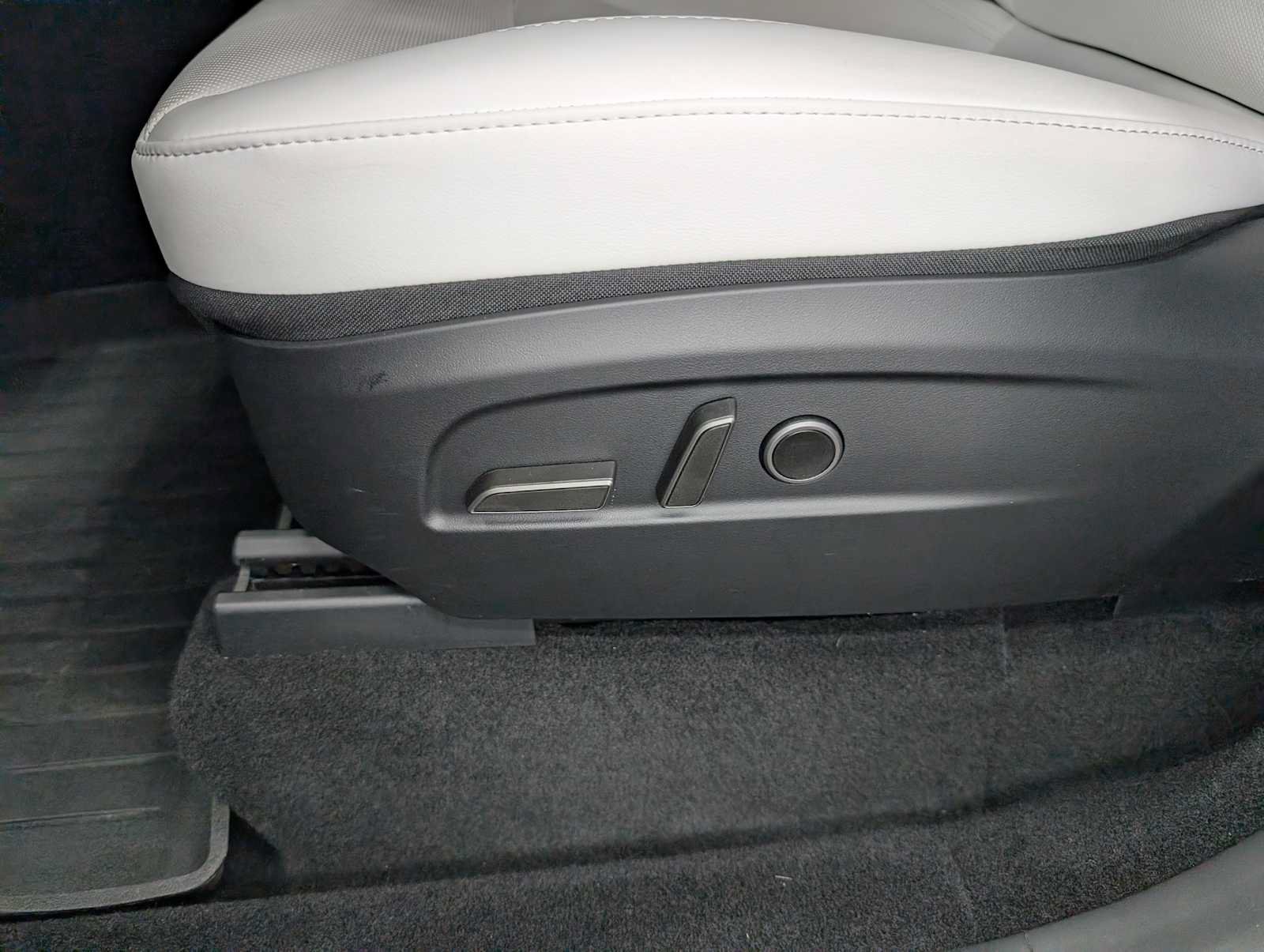 Used 2026 Tesla Model Y AWD image 36