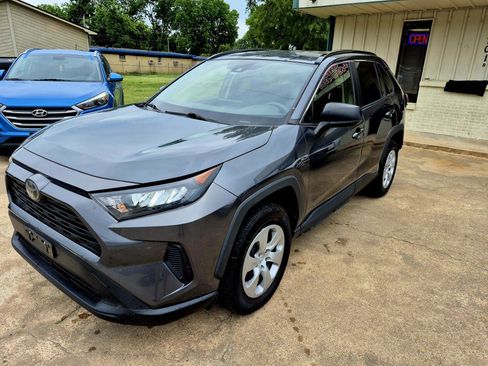 Used 2019 Toyota RAV4 LE FWD image 1