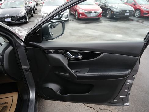 Used 2020 Nissan Rogue Sport SV image 19