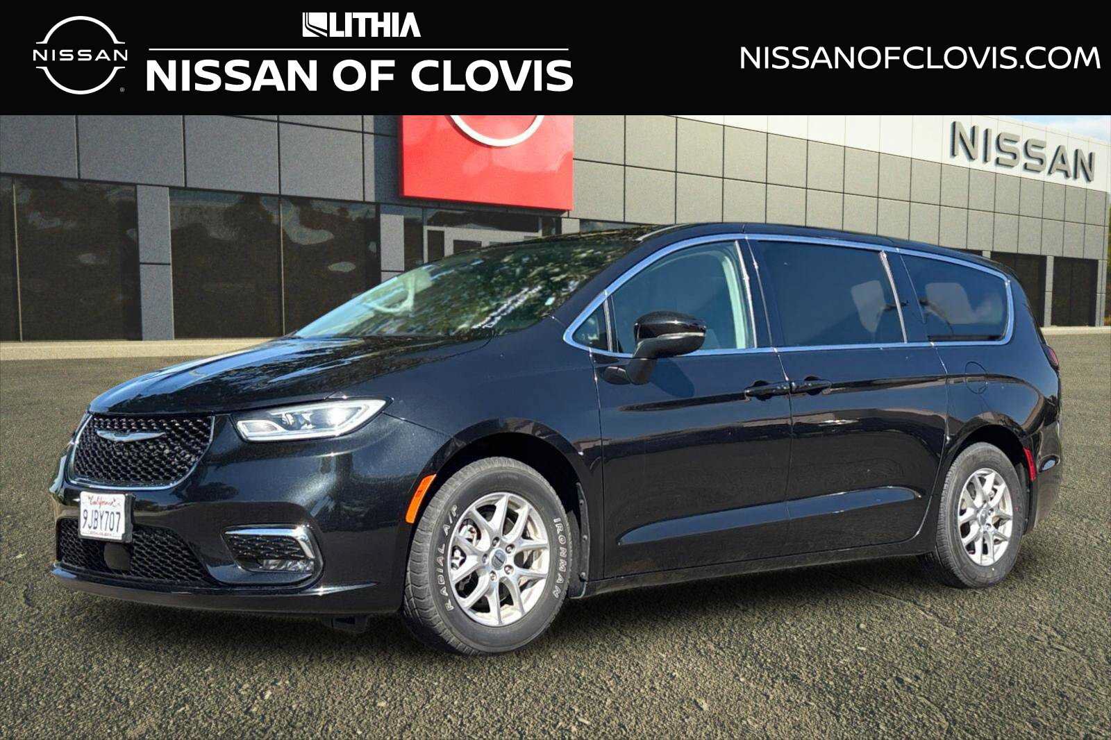 Used 2023 Chrysler Pacifica Touring-L FWD image 1