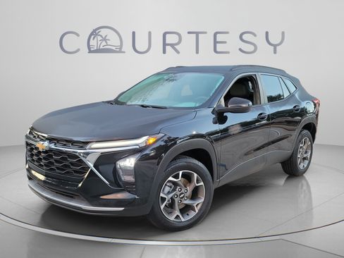 Used 2025 Chevrolet Trax LT FWD image 1