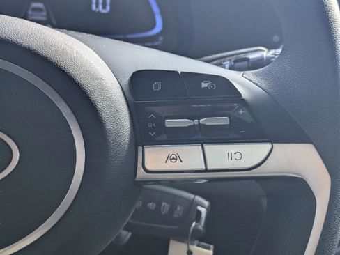 Used 2025 Hyundai Elantra SE image 30