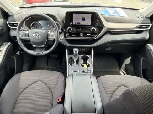 Used 2025 Toyota Highlander LE FWD image 22