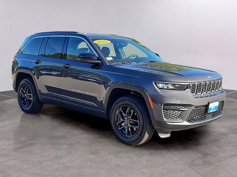 Used 2025 Jeep Grand Cherokee Laredo X image 3